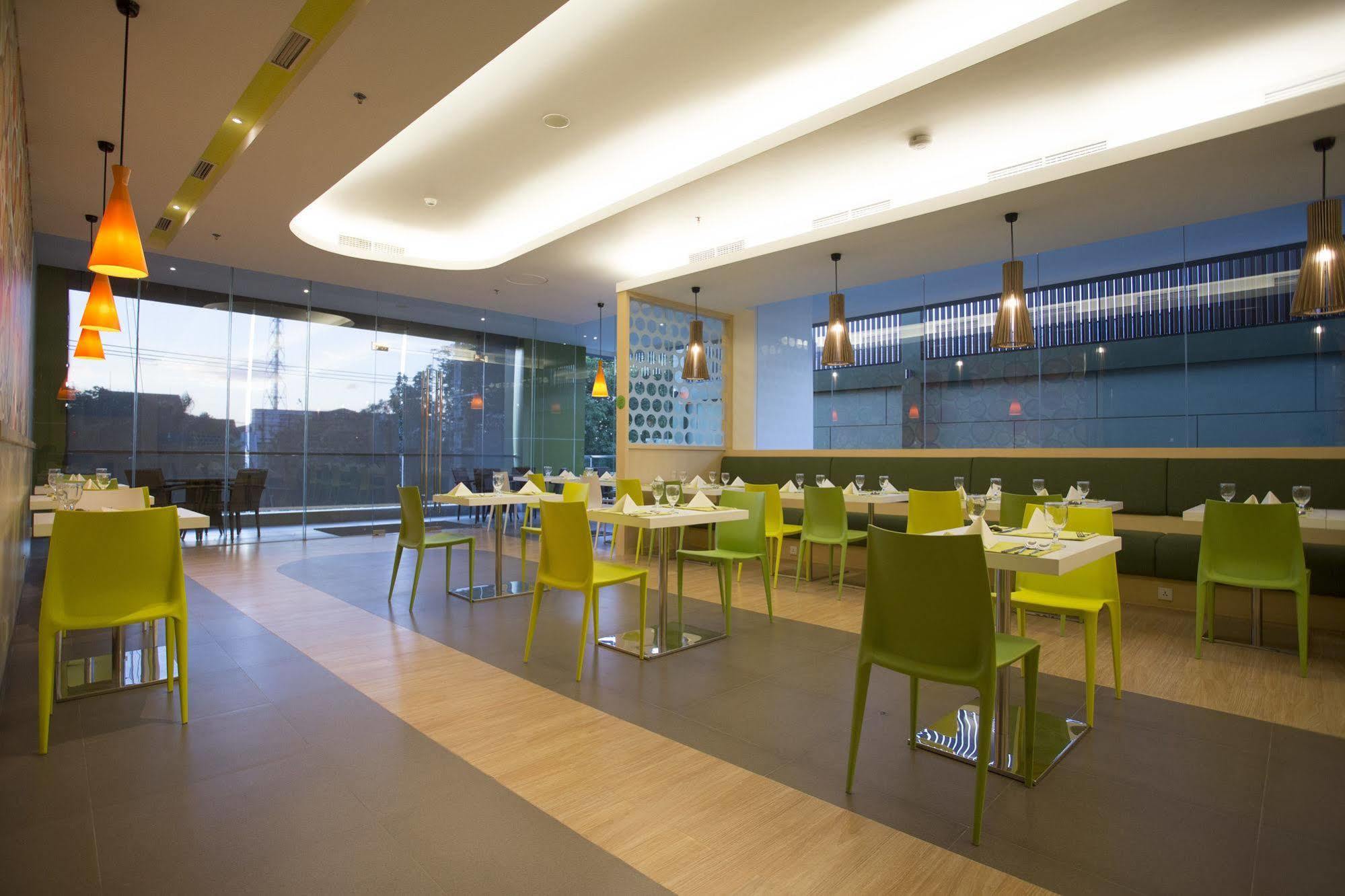 Zest Jemursari By Swiss-Belhotel International Σουραμπάγια Εξωτερικό φωτογραφία