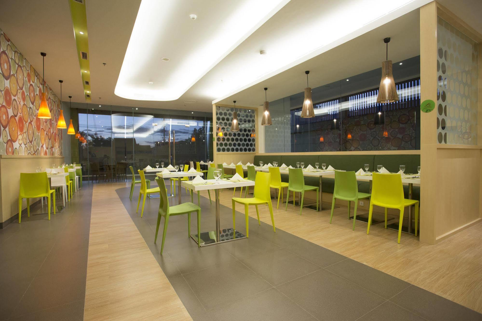 Zest Jemursari By Swiss-Belhotel International Σουραμπάγια Εξωτερικό φωτογραφία